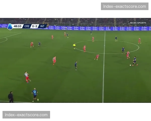 特写：洛里昂门将扑出关键点球后，主场球迷燃起烟花庆祝