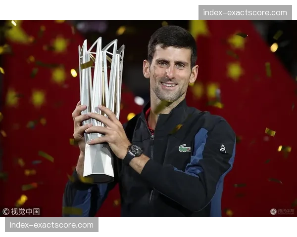 颁奖仪式上，德约科维奇将冠军奖杯递给场边观战的儿子